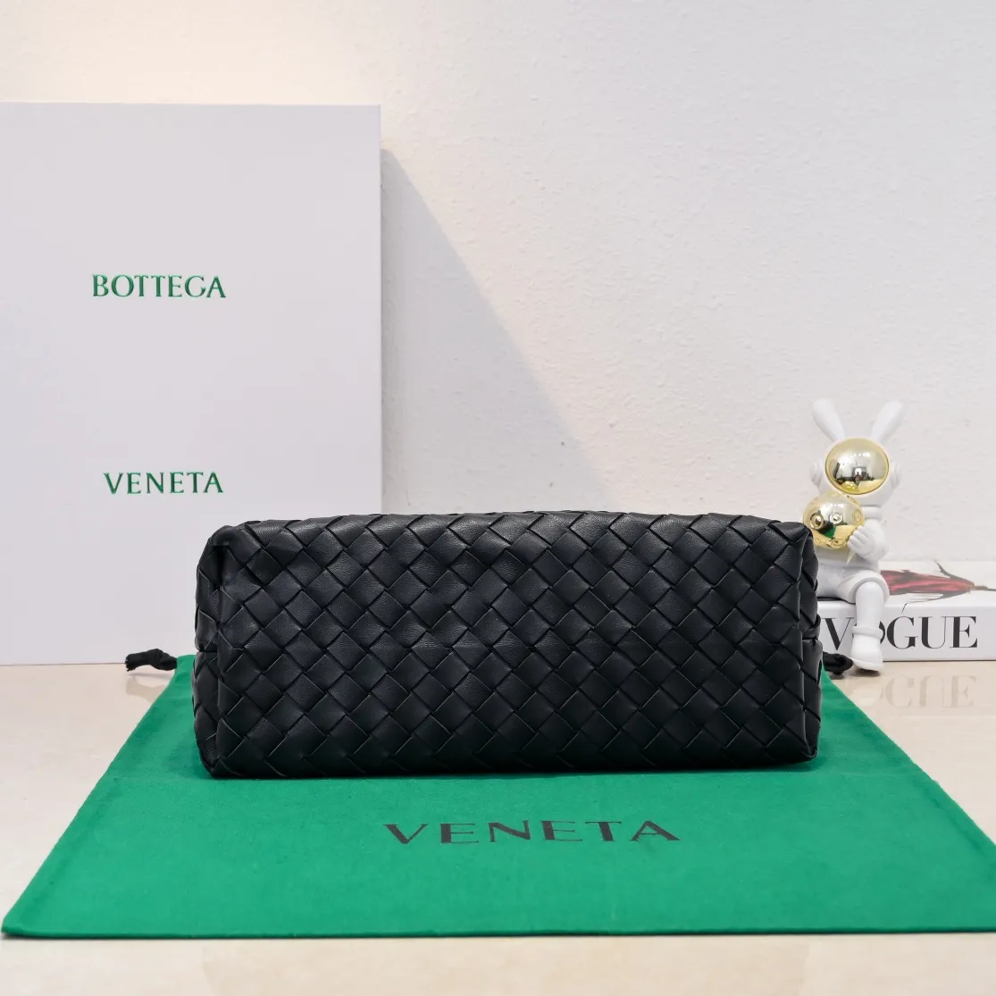 Batch 2460 BOTTEGA VENETA 2024 spring and summer new small ANDIAMO chain bag is also available! 🔥🔥I believe many friends have been waiting for a long time. The metallic chain adds a touch of sophistication to the original softness and elegance of Andiamo. The collision of classic craftsmanship and elegance creates a different kind of beauty. Style number: 6009 Size: 32*24*12cm